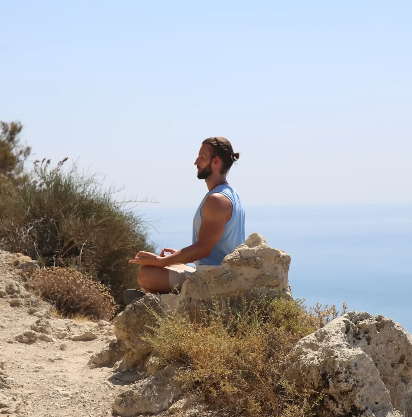 Ein Yoga Lehrer am Meditieren